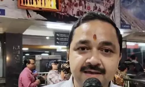 छठ व्रतियों का पारंपरिक गीत रेल यात्रियों का स्वागत करता