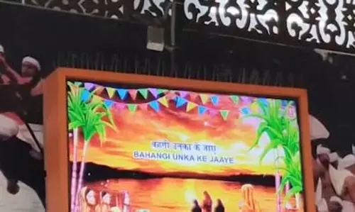 नई दिल्ली रेलवे स्टेशन पर छठ गीतों से सजा त्योहार का माहौल