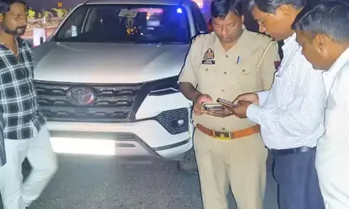 BIG BREAKING: एक्सप्रेस-वे पर कैबिनेट मंत्री की कार फिसली, बाल-बाल बचीं BIG BREAKING: एक्सप्रेस-वे पर कैबिनेट मंत्री की कार फिसली, बाल-बाल बचीं