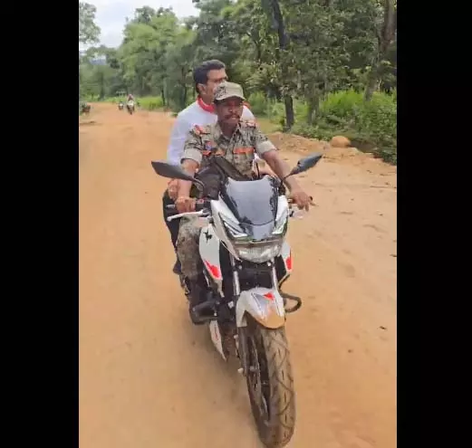 गृहमंत्री विजय शर्मा बीजापुर के जंगल में जवानों संग घुसे, पहुंचे CRPF कैंप गृहमंत्री विजय शर्मा बीजापुर के जंगल में जवानों संग घुसे, पहुंचे CRPF कैंप