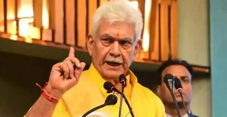 LG Sinha ने नागरिकों से जम्मू-कश्मीर के कारीगरों के उत्पाद खरीदने की अपील की LG Sinha ने नागरिकों से जम्मू-कश्मीर के कारीगरों के उत्पाद खरीदने की अपील की