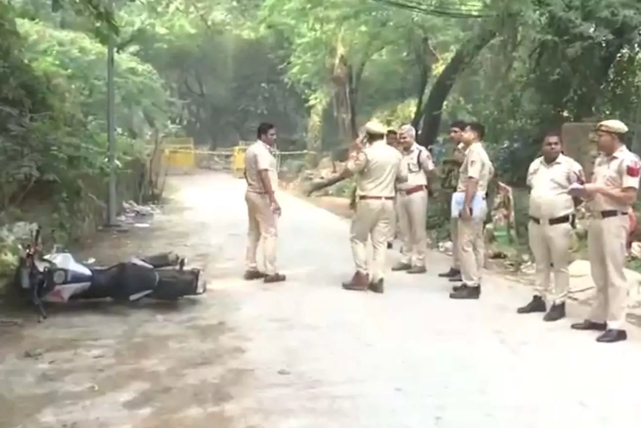 पुलिस और अपराधी के बीच गोलीबारी: 2 पुलिसकर्मियों की बुलेटप्रूफ जैकेट में गोली लगी, एक कांस्टेबल के हाथ में चोट पुलिस और अपराधी के बीच गोलीबारी: 2 पुलिसकर्मियों की बुलेटप्रूफ जैकेट में गोली लगी, एक कांस्टेबल के हाथ में चोट