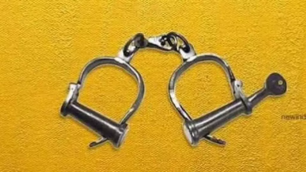 Tamil Nadu : 2 करोड़ के ज़मीन हड़पने के मामले में दो और लोग गिरफ्तार Tamil Nadu : 2 करोड़ के ज़मीन हड़पने के मामले में दो और लोग गिरफ्तार