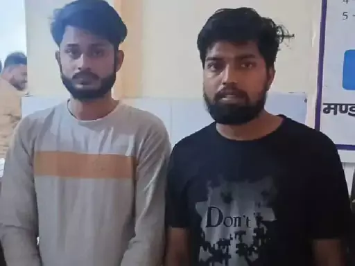 लड़कियों से छेड़खानी करने वाले युवकों को पुलिस ने गिरफ्तार किया, लंगड़ाते हुए चलते दिखाई दिए लड़कियों से छेड़खानी करने वाले युवकों को पुलिस ने गिरफ्तार किया, लंगड़ाते हुए चलते दिखाई दिए