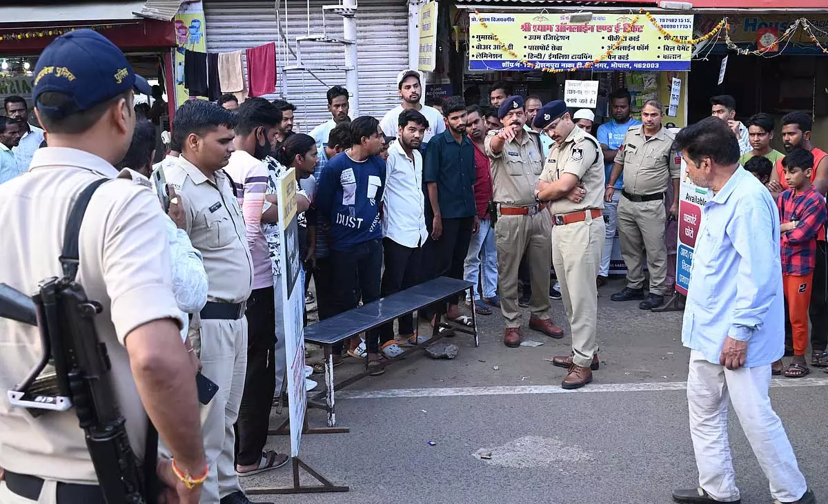 Bhopal : गवर्नर हाउस के पास एक आदमी ने 4 गोलियां चलाईं, दहशत और डर का माहौल, 1 घायल Bhopal : गवर्नर हाउस के पास एक आदमी ने 4 गोलियां चलाईं, दहशत और डर का माहौल, 1 घायल