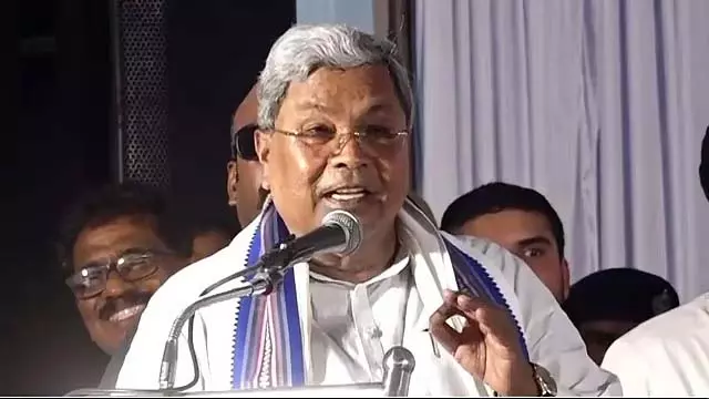 CM ने अंधविश्वासों को दरकिनार करते हुए कित्तूर उत्सव के समापन समारोह में भाग लिया CM ने अंधविश्वासों को दरकिनार करते हुए कित्तूर उत्सव के समापन समारोह में भाग लिया