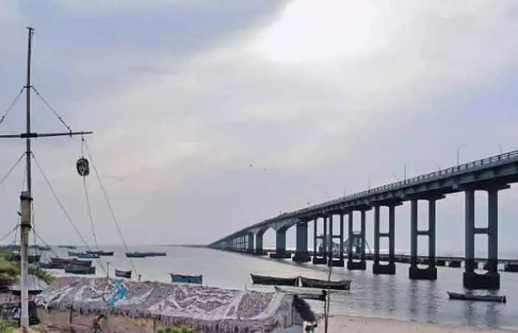 बंगाल की खाड़ी में चक्रवात की चेतावनी जारी : 9 बंदरगाहों पर चक्रवात की चेतावनी जारी बंगाल की खाड़ी में चक्रवात की चेतावनी जारी : 9 बंदरगाहों पर चक्रवात की चेतावनी जारी