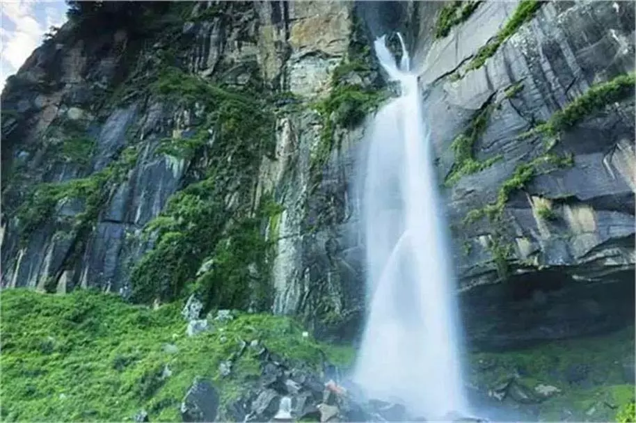 Himachal: जोगनी वाटरफॉल पैर फिसलने से युवक खाई में जा गिरा,घायल Himachal: जोगनी वाटरफॉल पैर फिसलने से युवक खाई में जा गिरा,घायल