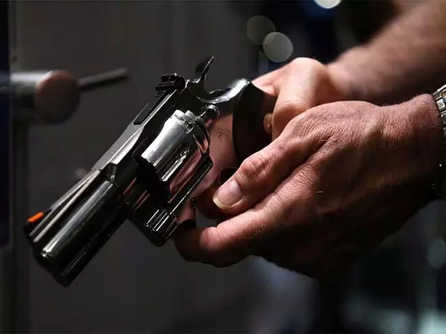 पुलिस के साथ गोलीबारी: 3 घायल पुलिस के साथ गोलीबारी: 3 घायल