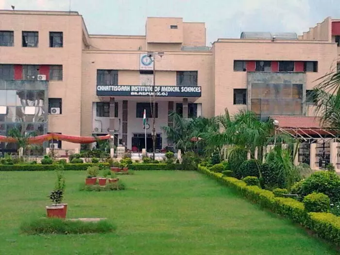 मरीजों को इलाज के नाम पर लुभाने वाला दलाल गिरफ्तार, बिलासपुर सिम्स में था सक्रिय मरीजों को इलाज के नाम पर लुभाने वाला दलाल गिरफ्तार, बिलासपुर सिम्स में था सक्रिय