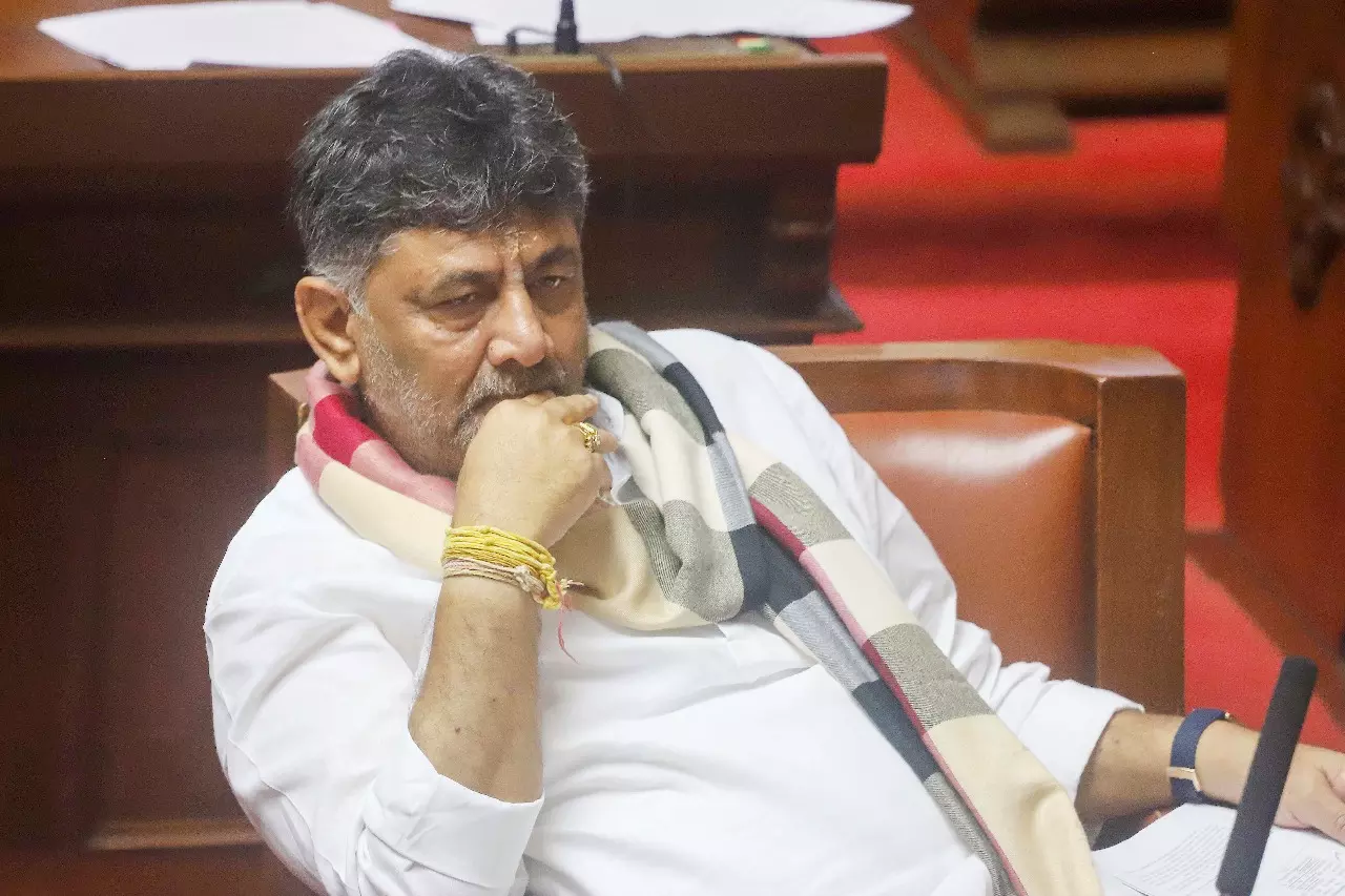 Karnataka में नेतृत्व को लेकर उठे सवालों पर शिवकुमार ने साधी चुप्पी Karnataka में नेतृत्व को लेकर उठे सवालों पर शिवकुमार ने साधी चुप्पी