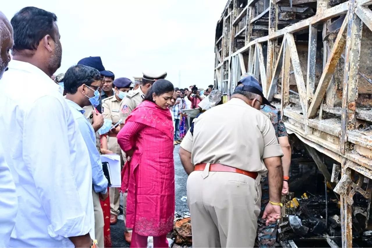 Andhra बस त्रासदी: 19 लोगों की मौत पर सरकार सख्त, 16 जांच दल बनाए गए Andhra बस त्रासदी: 19 लोगों की मौत पर सरकार सख्त, 16 जांच दल बनाए गए