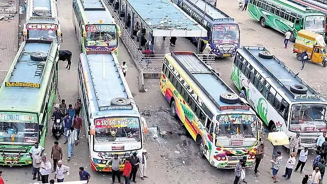 कुरनूल बस हादसे के बाद राज्य सरकार जागी: शहर में अचानक ऑपरेशन, 25 से ज़्यादा प्राइवेट बसें ज़ब्त कुरनूल बस हादसे के बाद राज्य सरकार जागी: शहर में अचानक ऑपरेशन, 25 से ज़्यादा प्राइवेट बसें ज़ब्त