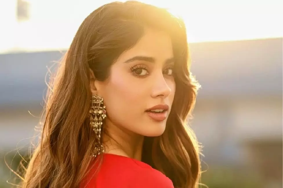 Janhvi Kapoor ने मां श्रीदेवी के लिए लिखी कविता पढ़ी Janhvi Kapoor ने मां श्रीदेवी के लिए लिखी कविता पढ़ी