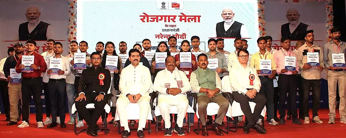Indore : जॉब फेयर में 102 युवाओं को मिले नियुक्ति पत्र Indore : जॉब फेयर में 102 युवाओं को मिले नियुक्ति पत्र