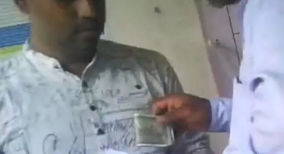 रिश्वतखोर कंप्यूटर ऑपरेटर, किसान त्रस्त रिश्वतखोर कंप्यूटर ऑपरेटर, किसान त्रस्त