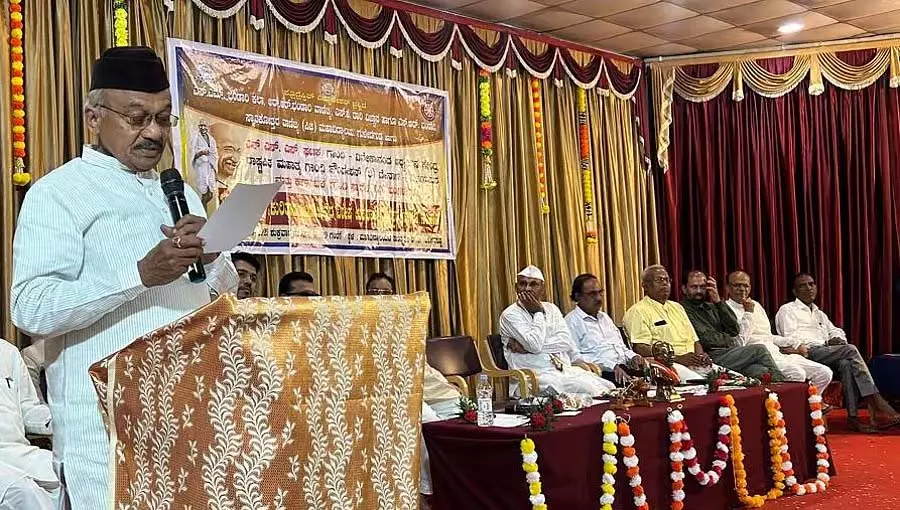महात्मा गांधी के आदर्शों को अपनाएं: S.G. Nanjayana Math महात्मा गांधी के आदर्शों को अपनाएं: S.G. Nanjayana Math