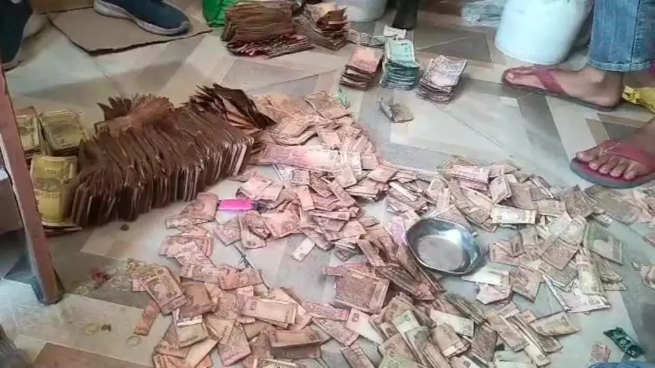 महिला भिखारी के पास लाखों रुपए कैश मिले, हर कोई हैरान महिला भिखारी के पास लाखों रुपए कैश मिले, हर कोई हैरान
