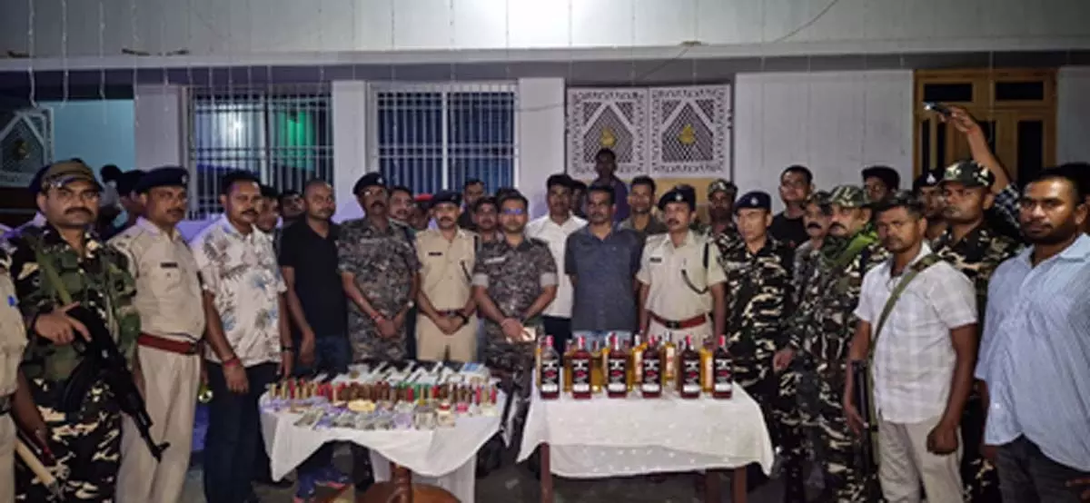 पति-पत्नी हथियार सप्लाई करते थे, पुलिस की रेड में खुलासा पति-पत्नी हथियार सप्लाई करते थे, पुलिस की रेड में खुलासा