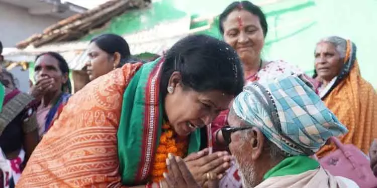नुआपाड़ा उपचुनाव में भाजपा, बीजद और कांग्रेस आदिवासियों को लुभाने की कोशिश में नुआपाड़ा उपचुनाव में भाजपा, बीजद और कांग्रेस आदिवासियों को लुभाने की कोशिश में