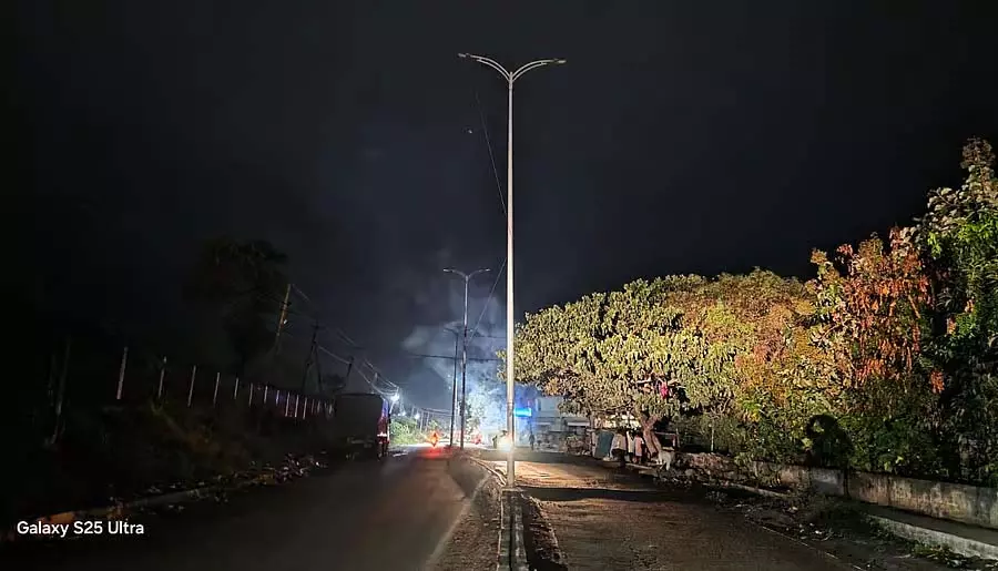 Karnataka : शहर की मुख्य सड़कें स्ट्रीटलाइट्स के बिना अंधेरे Karnataka : शहर की मुख्य सड़कें स्ट्रीटलाइट्स के बिना अंधेरे