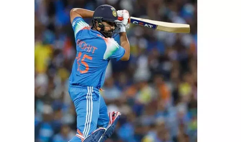 Rohit Sharma ने सिडनी वनडे में 50 रन बनाए Rohit Sharma ने सिडनी वनडे में 50 रन बनाए