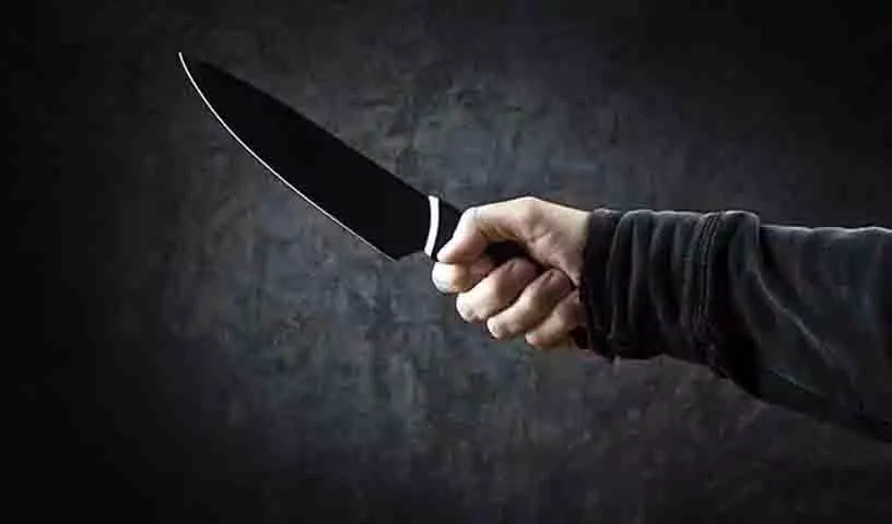 Pahadishareef में बिजली कटौती में देरी को लेकर इलेक्ट्रीशियन पर चाकू से हमला Pahadishareef में बिजली कटौती में देरी को लेकर इलेक्ट्रीशियन पर चाकू से हमला