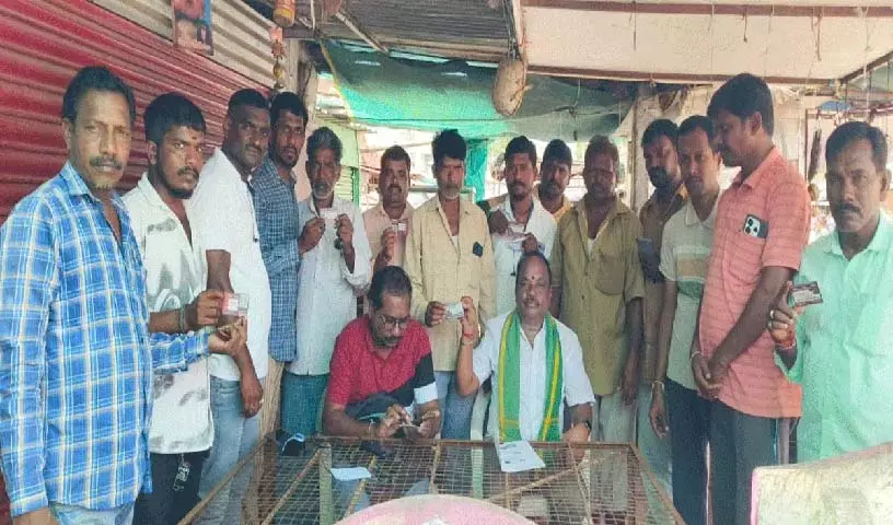 Dasharatha Goud ऑटो चालकों को दुर्घटना बीमा प्रदान करते हैं Dasharatha Goud ऑटो चालकों को दुर्घटना बीमा प्रदान करते हैं