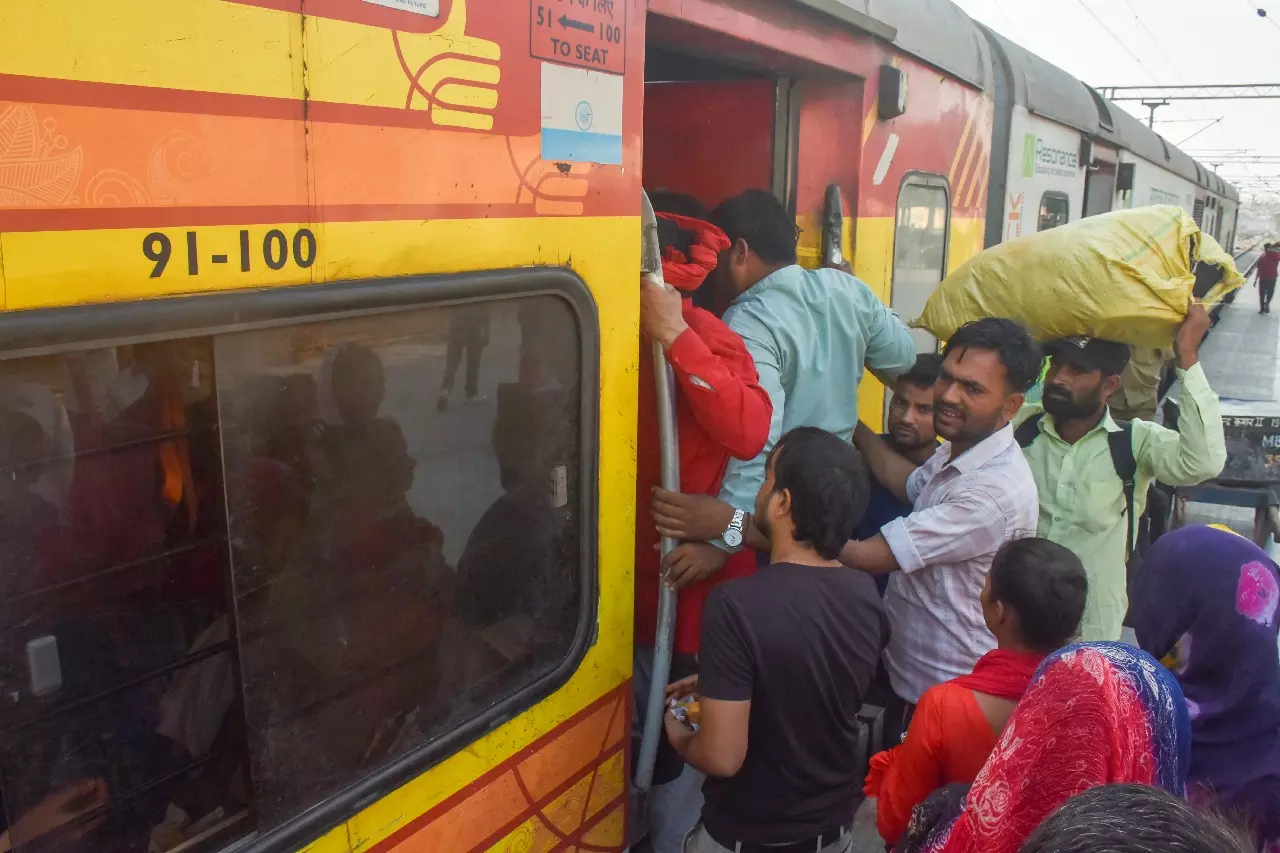 भारतीय रेलवे छठ पूजा में यात्रियों की सुविधा और भीड़ प्रबंधन पर ध्यान भारतीय रेलवे छठ पूजा में यात्रियों की सुविधा और भीड़ प्रबंधन पर ध्यान