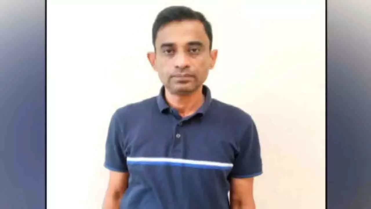 एयर होस्टेस की शिकायत पर कार्रवाई, DGM को तुरंत हिरासत में लिया गया एयर होस्टेस की शिकायत पर कार्रवाई, DGM को तुरंत हिरासत में लिया गया