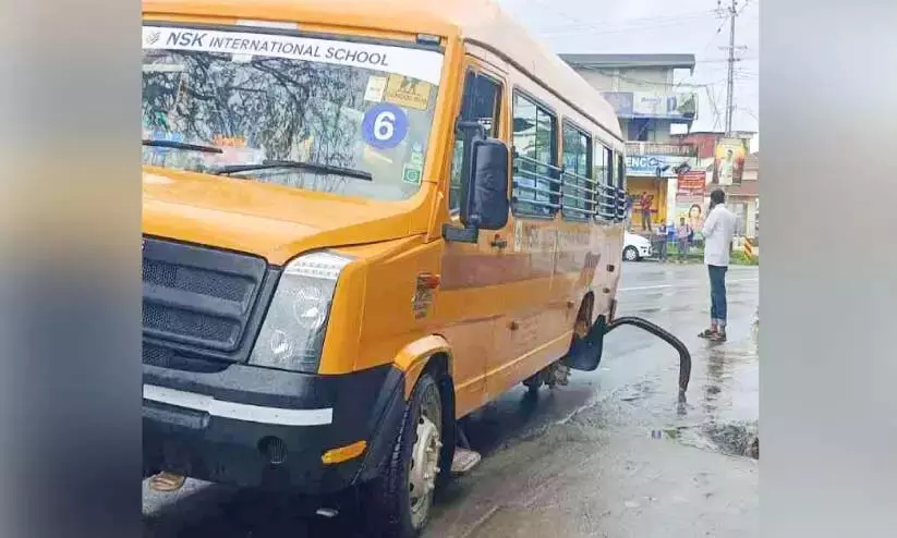 Kerala : चलती स्कूल बस का पिछला पहिया निकल गया Kerala : चलती स्कूल बस का पिछला पहिया निकल गया