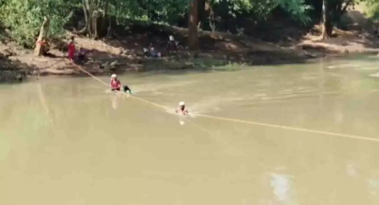 Kandhamal में आदिवासियों की जान जोखिम में, नदी पार करने को मजबूर Kandhamal में आदिवासियों की जान जोखिम में, नदी पार करने को मजबूर