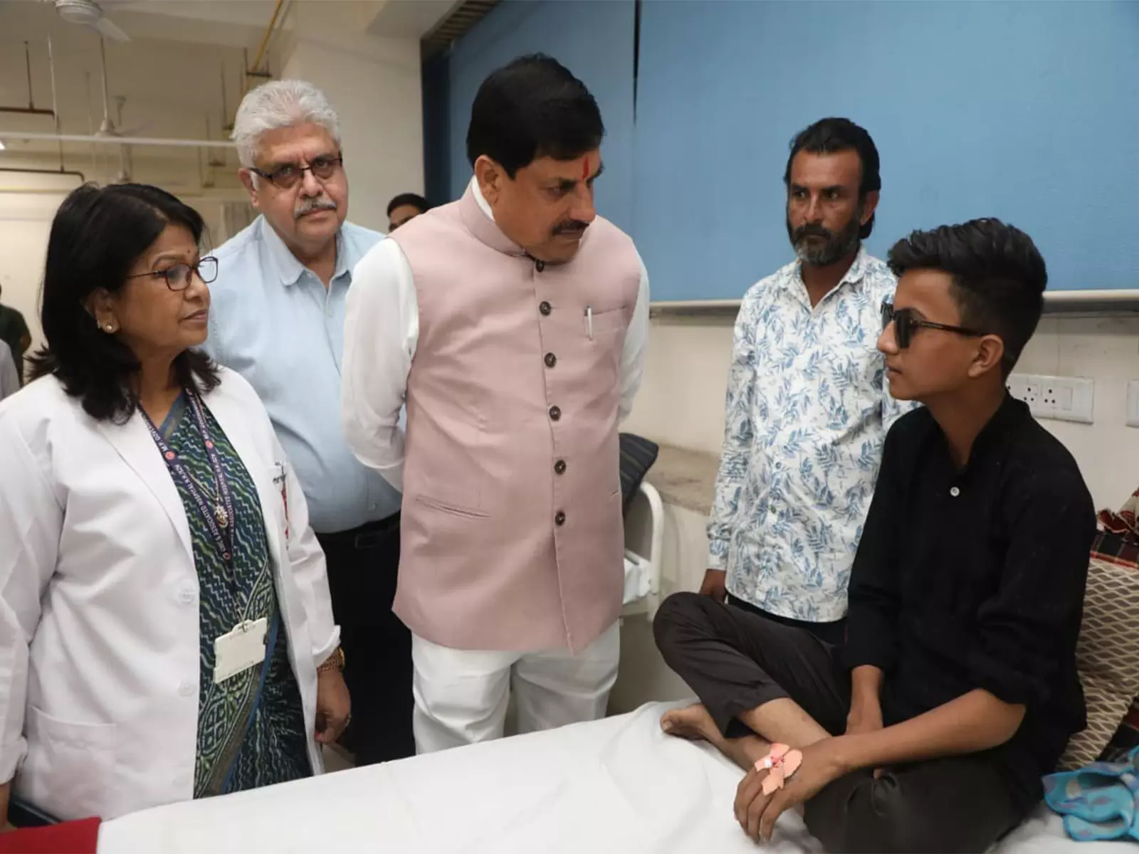मध्य प्रदेश के मुख्यमंत्री कार्बाइड बंदूकों से घायल बच्चों से मिलने हमीदिया अस्पताल पहुंचे मध्य प्रदेश के मुख्यमंत्री कार्बाइड बंदूकों से घायल बच्चों से मिलने हमीदिया अस्पताल पहुंचे