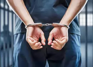 Gujarat: शराबबंदी के बावजूद रेव पार्टी में शराब परोसी गई, 15 लोग हिरासत में Gujarat: शराबबंदी के बावजूद रेव पार्टी में शराब परोसी गई, 15 लोग हिरासत में