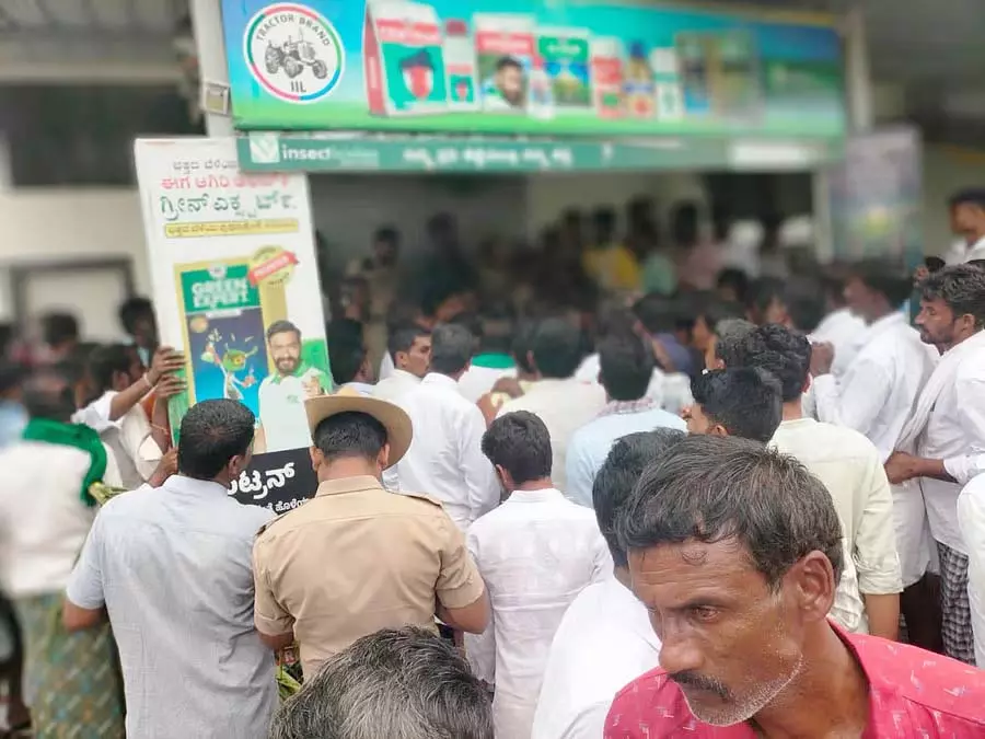 खराब क्वालिटी के चावल के बीज: मुआवज़े की मांग को लेकर दुकान पर हंगामा खराब क्वालिटी के चावल के बीज: मुआवज़े की मांग को लेकर दुकान पर हंगामा