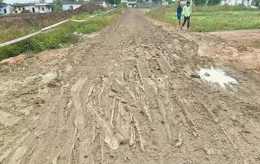 Karnataka : कीचड़ से सनी डामर की सड़क Karnataka : कीचड़ से सनी डामर की सड़क