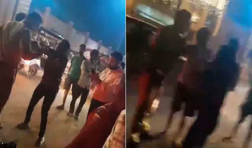 पुलिसकर्मी ने महिला का मोबाइल फोन ज़मीन पर फेंका और उसके गाल पर थप्पड़ मारा पुलिसकर्मी ने महिला का मोबाइल फोन ज़मीन पर फेंका और उसके गाल पर थप्पड़ मारा