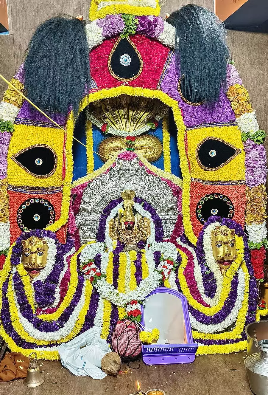 Karnataka ; राजराजेश्वरी हुट्टादम्मा देवी मंदिर के विमान गोपुरम पर चढ़ना Karnataka ; राजराजेश्वरी हुट्टादम्मा देवी मंदिर के विमान गोपुरम पर चढ़ना