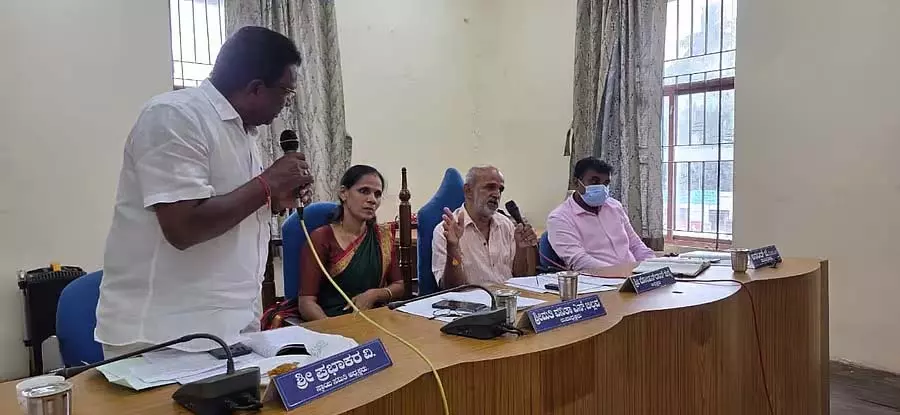 कुंडापुर नगर पालिका की आम बैठक: अनाधिकृत स्टॉलों को हटाने में भेदभाव का आरोप कुंडापुर नगर पालिका की आम बैठक: अनाधिकृत स्टॉलों को हटाने में भेदभाव का आरोप