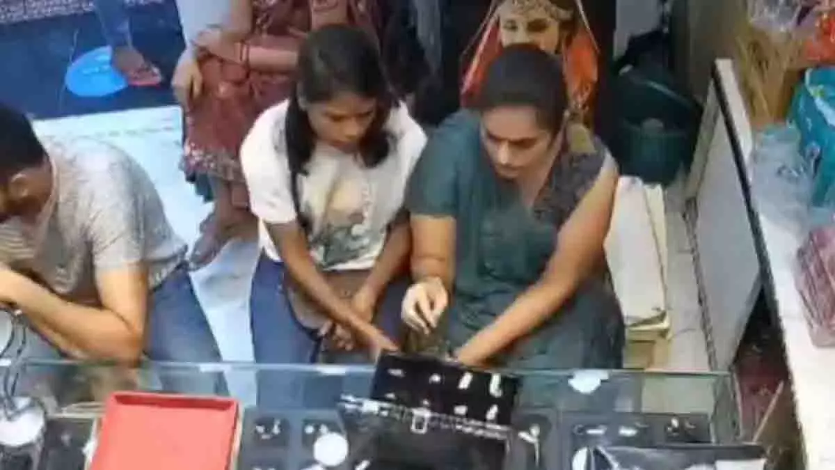 दिल्ली में ज्वेलरी की दुकान में चोरी करती महिलाएं CCTV में कैद दिल्ली में ज्वेलरी की दुकान में चोरी करती महिलाएं CCTV में कैद