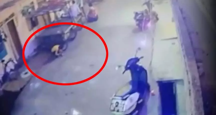LIVE मंजर पटाखे से तीन साल का बच्चा बुरी तरह झूलसा LIVE मंजर पटाखे से तीन साल का बच्चा बुरी तरह झूलसा