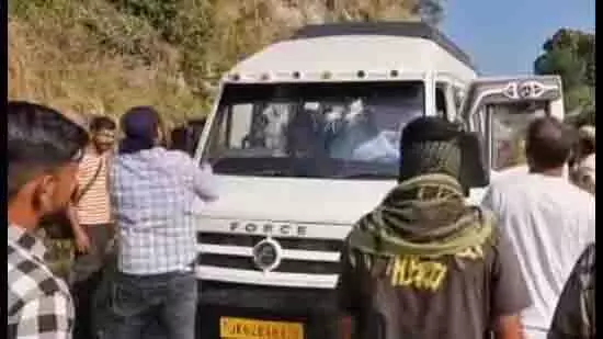 Jammu: कठुआ में तीन धर्म प्रचारकों पर हमले के बाद 8 पुलिसकर्मी निलंबित Jammu: कठुआ में तीन धर्म प्रचारकों पर हमले के बाद 8 पुलिसकर्मी निलंबित