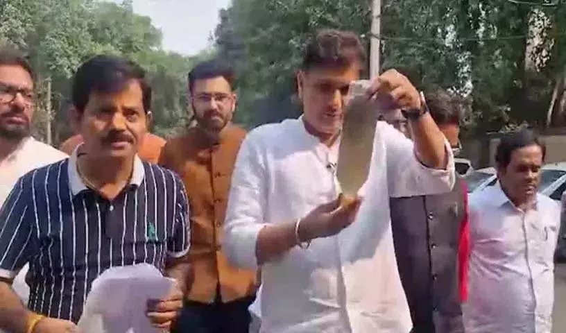 AAP नेता दिल्ली के मुख्यमंत्री के घर यमुना का पानी लेकर पहुंचे AAP नेता दिल्ली के मुख्यमंत्री के घर यमुना का पानी लेकर पहुंचे