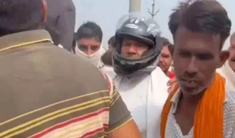 खाद की कमी से किसान चिंतित.. हेलमेट पहनकर लाइन में खड़े MLA खाद की कमी से किसान चिंतित.. हेलमेट पहनकर लाइन में खड़े MLA