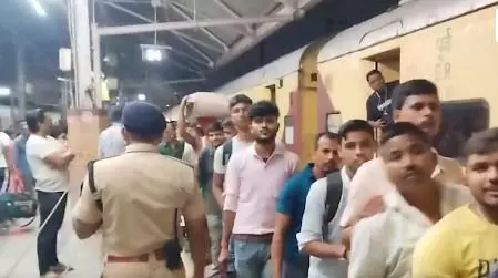 रेलवे स्टेशन पर छठ पूजा यात्रा: यात्रियों की भारी भीड़, सुरक्षा और व्यवस्थाओं का ध्यान रेलवे स्टेशन पर छठ पूजा यात्रा: यात्रियों की भारी भीड़, सुरक्षा और व्यवस्थाओं का ध्यान
