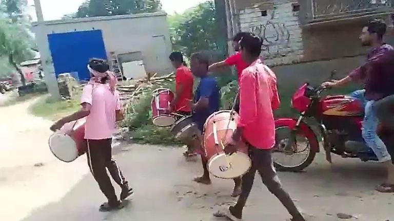 दादी की अंतिम इच्छा से विवाद: बैंड-बाजे और आतिशबाजी के साथ अंतिम संस्कार दादी की अंतिम इच्छा से विवाद: बैंड-बाजे और आतिशबाजी के साथ अंतिम संस्कार
