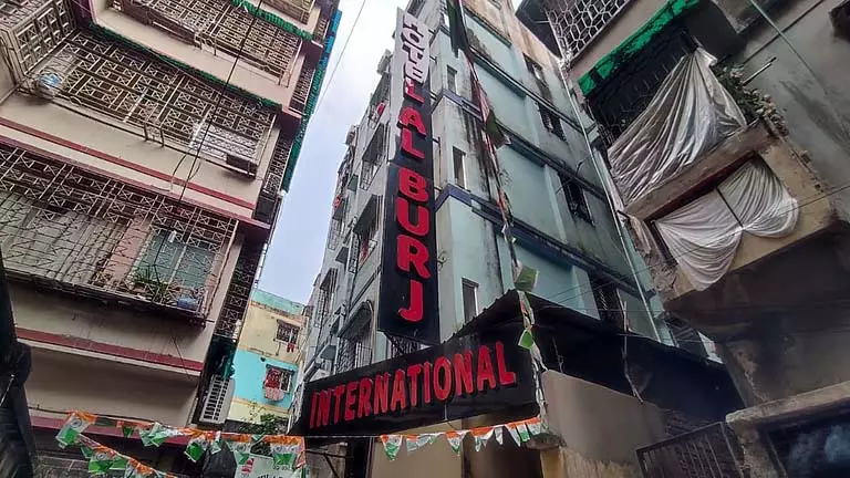 Hotel के कमरे 302 में हत्या: मेहमान के रात भर सोने के बाद बॉक्स बेड में शव मिला Hotel के कमरे 302 में हत्या: मेहमान के रात भर सोने के बाद बॉक्स बेड में शव मिला