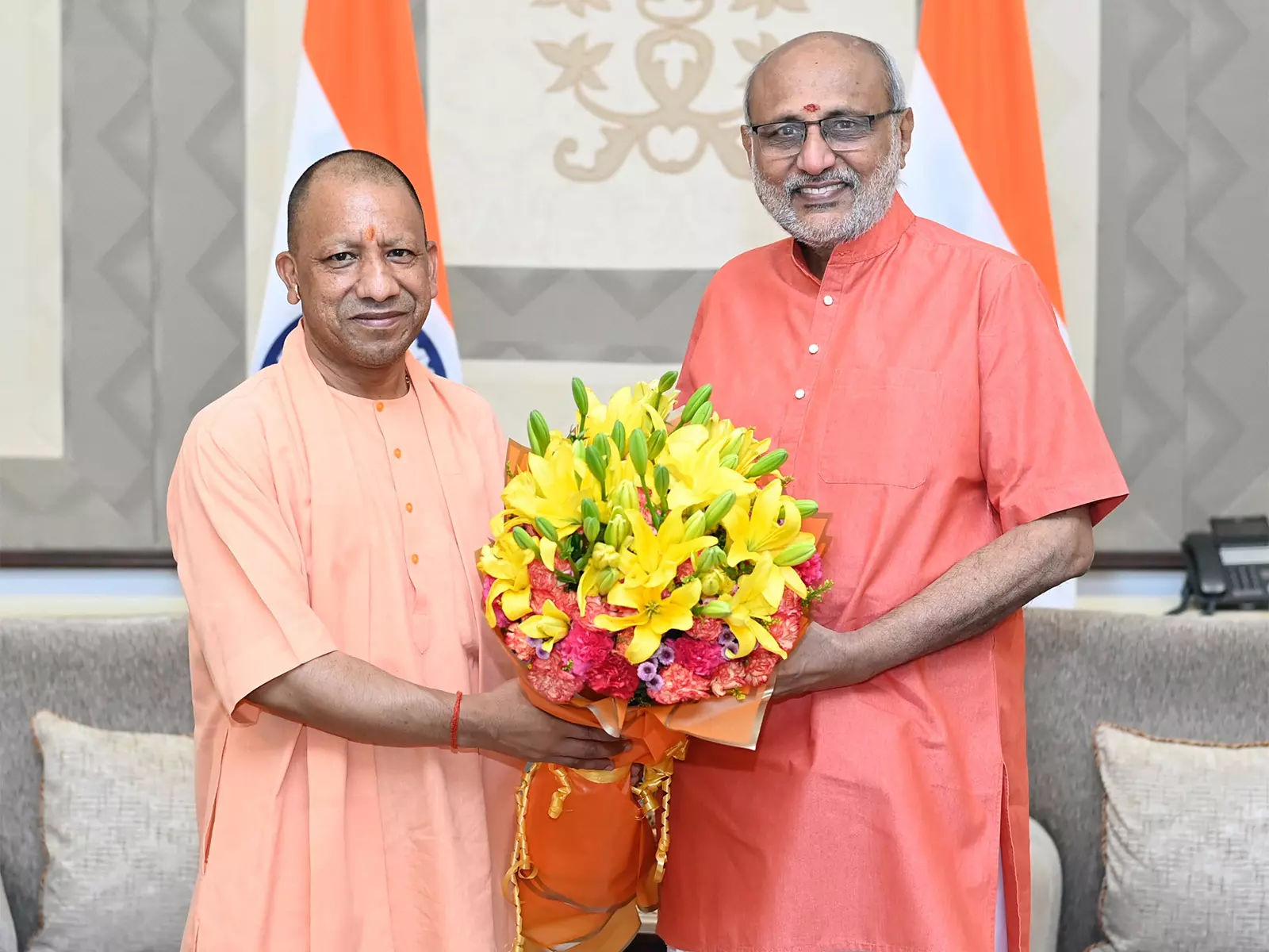 UP CM योगी आदित्यनाथ ने वीपी राधाकृष्णन से की मुलाकात UP CM योगी आदित्यनाथ ने वीपी राधाकृष्णन से की मुलाकात