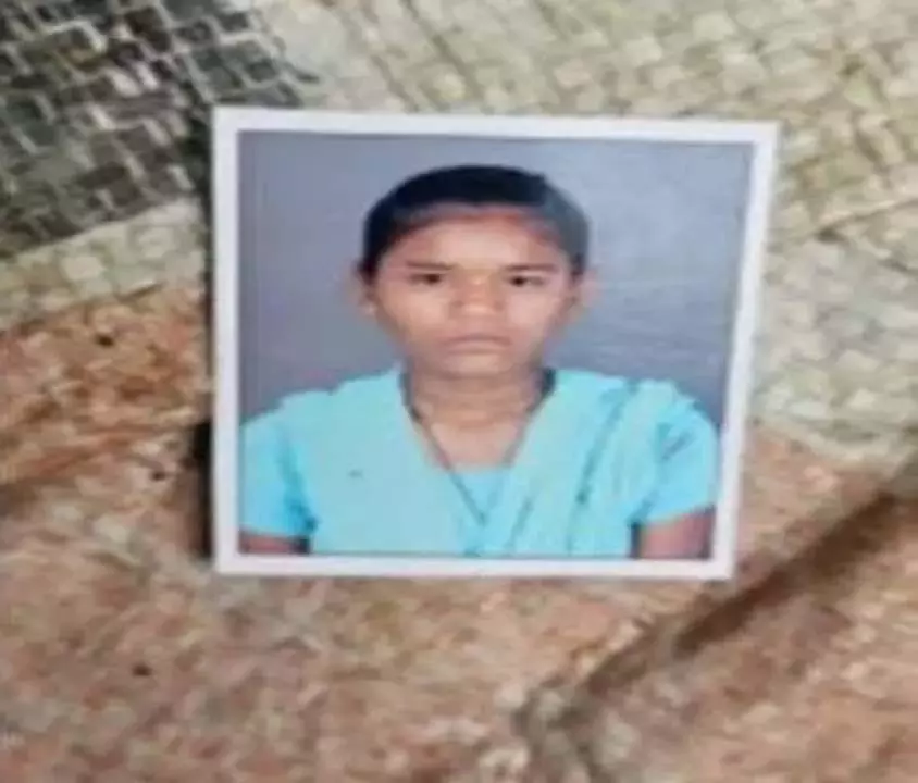 युवती की अर्धनग्न हालत में मिली जली हुई लाश, हाथ बंधे मिले, हत्या की आशंका युवती की अर्धनग्न हालत में मिली जली हुई लाश, हाथ बंधे मिले, हत्या की आशंका