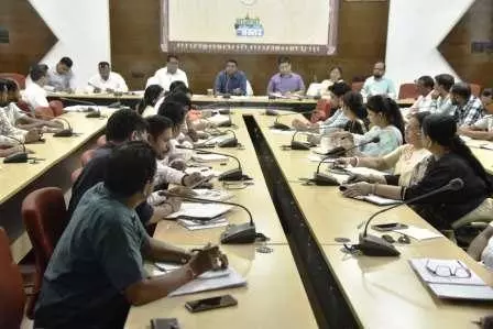 जिले में धान खरीदी की तैयारियों की कलेक्टर ने की समीक्षा जिले में धान खरीदी की तैयारियों की कलेक्टर ने की समीक्षा